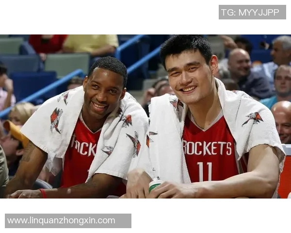 足球明星的甜蜜搭档与默契组合揭示他们背后的爱情故事与友情羁绊